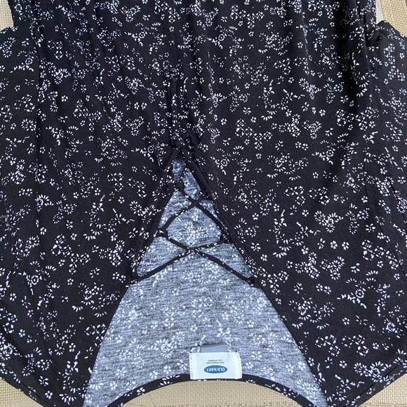 Well Loved Old Navy Sz-L Black w/Tiny White Printed Flowers, Slight High-Low Hem - Picture 8 of 16